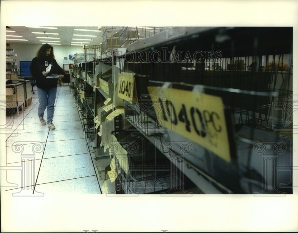 1994 Press Photo Tracy Cornelison of Kansas City handles IRS returns - mjc08003 - Historic Images