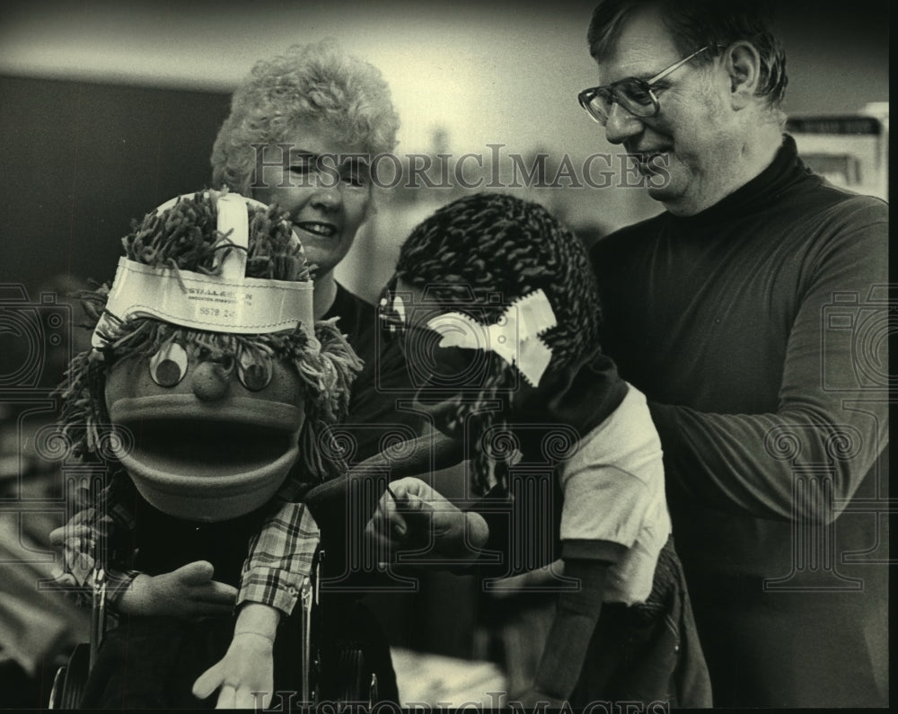 1988 Press Photo Jane and Joe Molter use puppets to explain disabilities - Historic Images