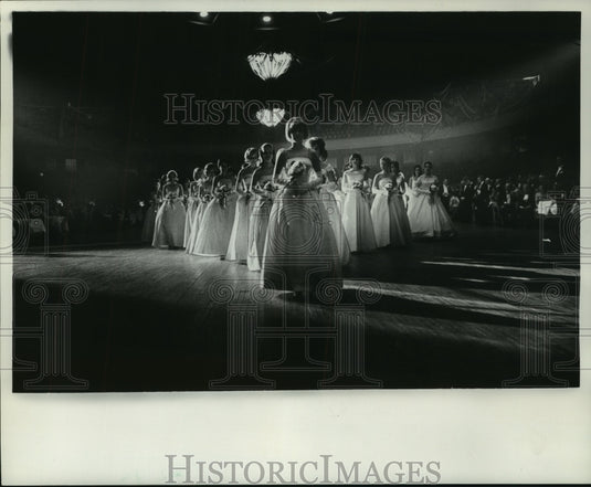 1983 Press Photo Dancers form tree shape at Milwaukee service Club Charity Ball - Historic Images