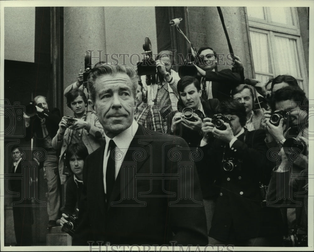 1974 Press Photo Jean-Jacques Servan-Schreider leaves Paris cabinet meeting - Historic Images