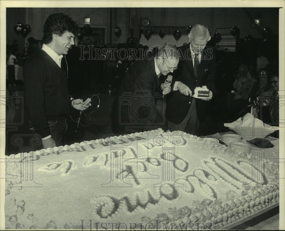 1985 Press Photo WTMJ Disc Jockey Jim Tate with Robb Edwards and G. Hinkley - Historic Images