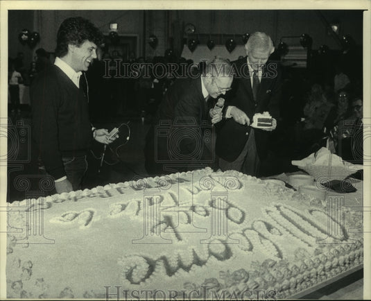 1985 Press Photo WTMJ Disc Jockey Jim Tate with Robb Edwards and G. Hinkley - Historic Images