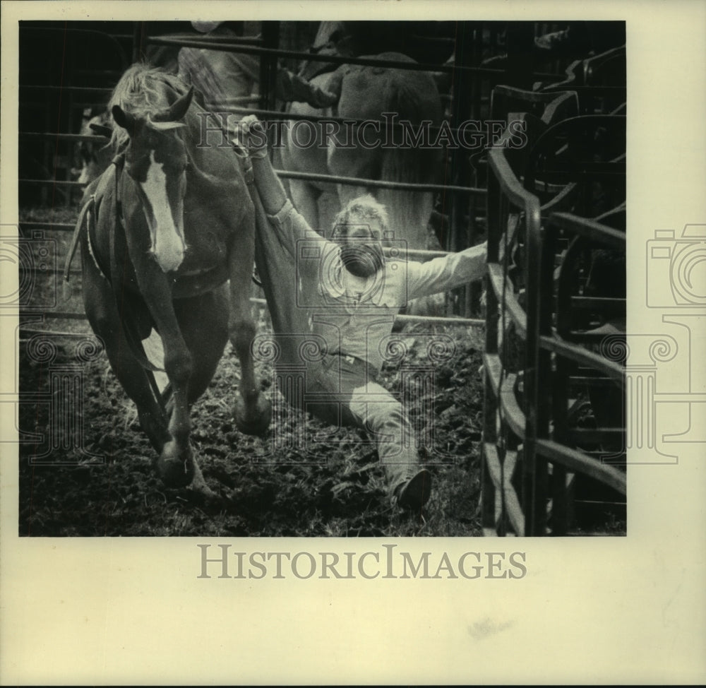 1983 Press Photo Rick LeFevour, thrown from horse during Wisconsin riding event - Historic Images