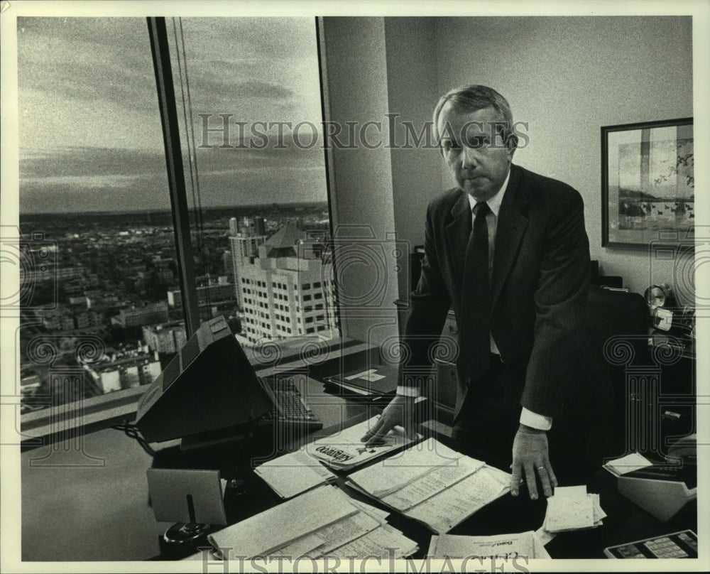 1990 Press Photo Steven C. Tews in his First Wisconsin Center office - mjc08027 - Historic Images