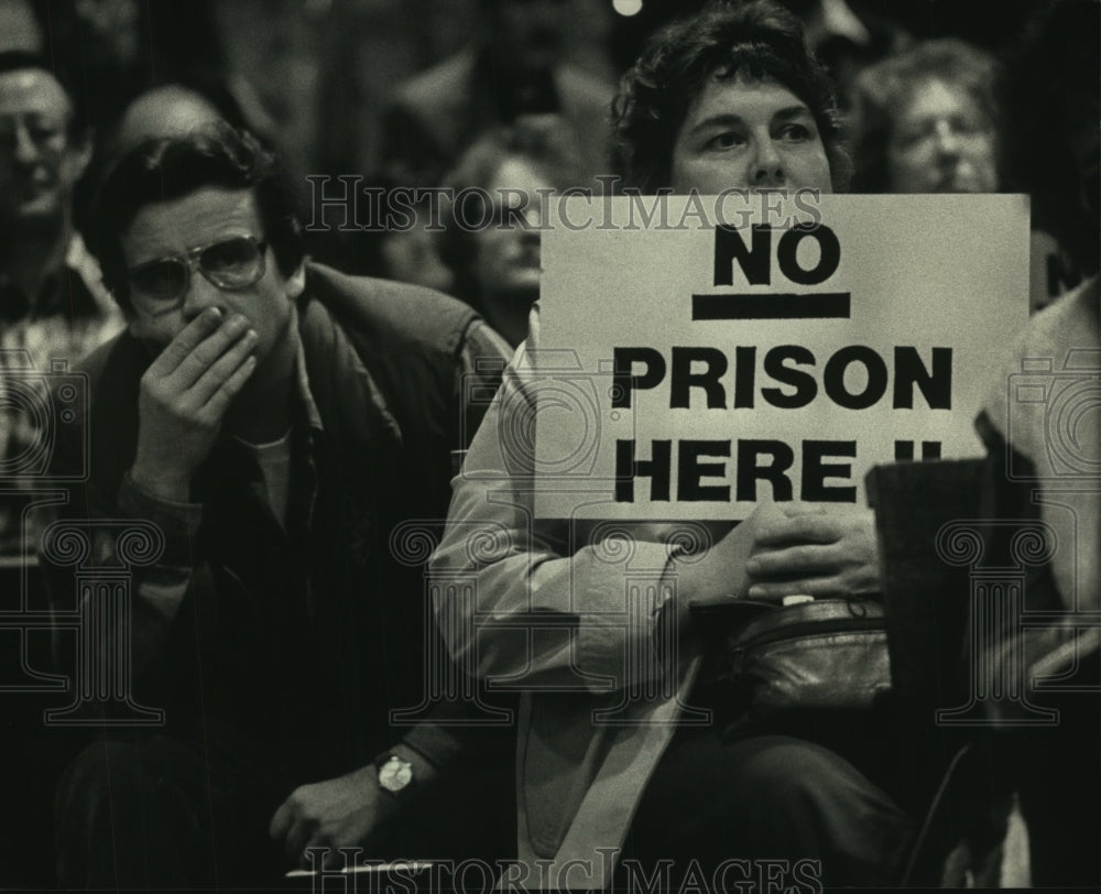 1987 Press Photo Sturtevant, Wisconsin residents listen to prison proposal - Historic Images