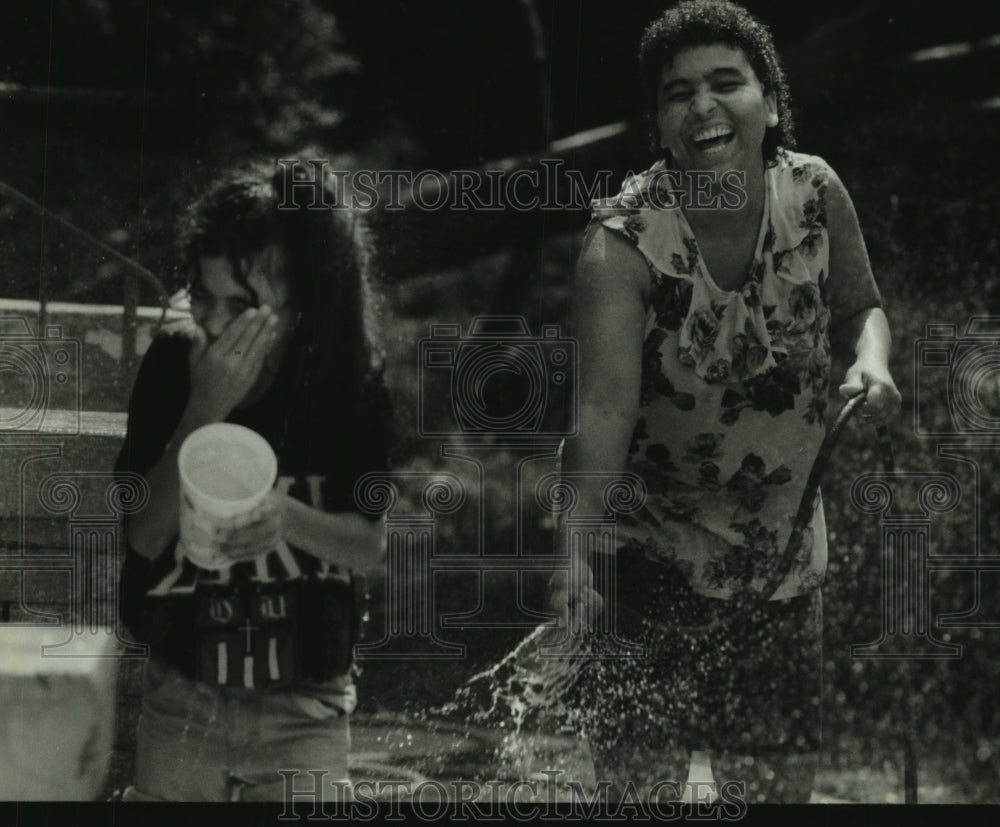 1994 Press Photo Maria Muniz and Cindy Soto beat the Milwaukee heat - mjc08080 - Historic Images