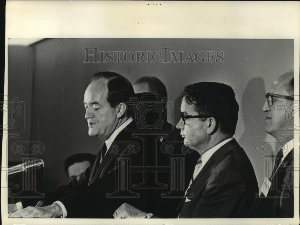 1966, Hubert Humphrey speaks at Milwaukee airport - mjc08088 - Historic Images
