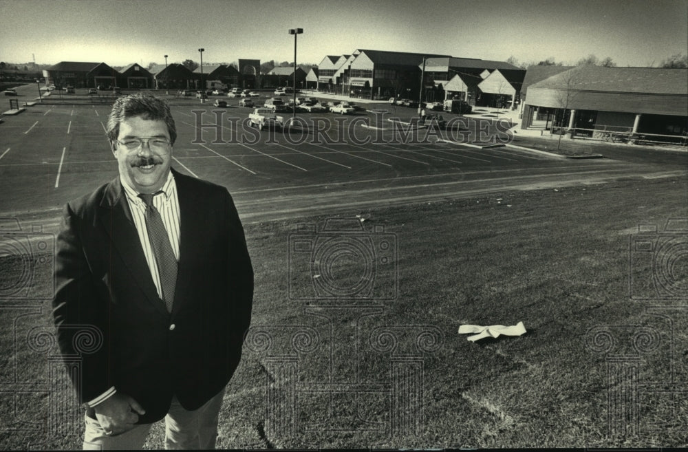 1987 Press Photo Wisconsin developer David Taylor at his new shopping mall - Historic Images