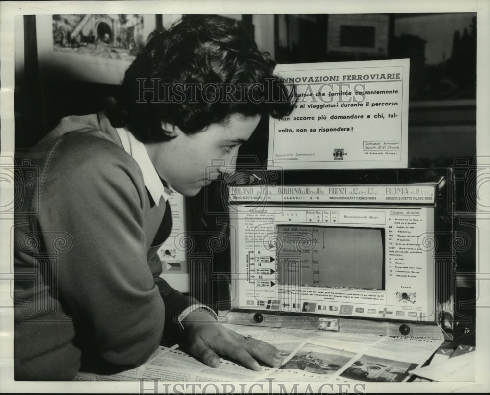 1956 Press Photo A visitor to the annual industrial trade fair in Milan, Italy - Historic Images