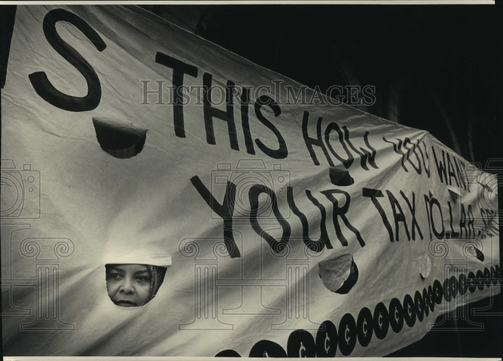 1990 Press Photo Daisy Cubias during demonstration supporting new tax cuts - Historic Images