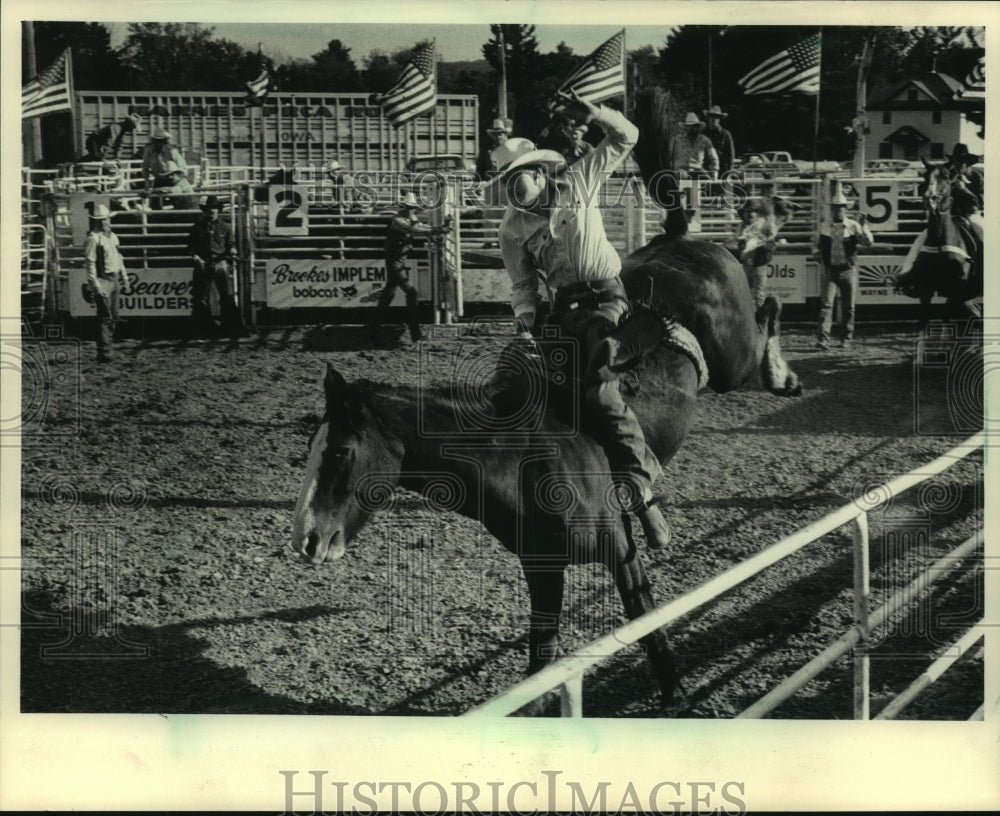 1983 Press Photo Cowboy John Wakers rode his horse at Galesville Rodeo Wisconsin - Historic Images