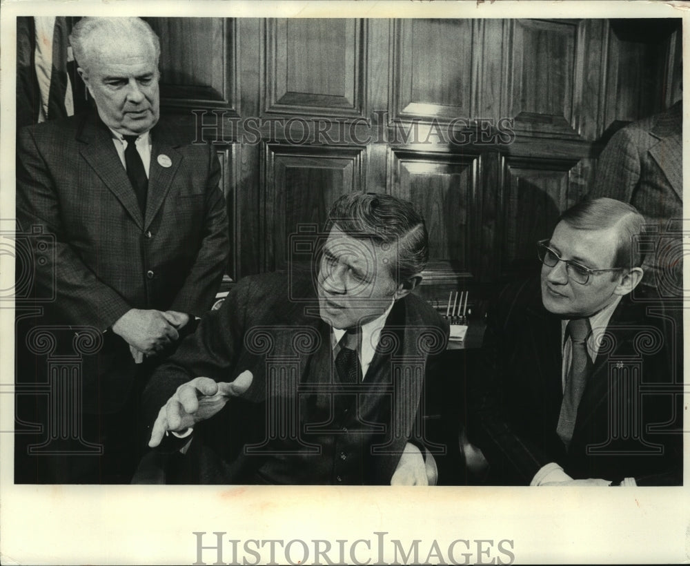 1972 Press Photo Mayor Maier and others making joint statement at courthouse. - Historic Images