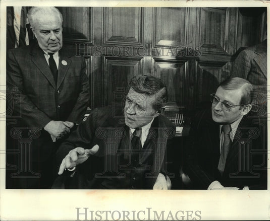 1972 Press Photo Mayor Maier and others making joint statement at courthouse. - Historic Images