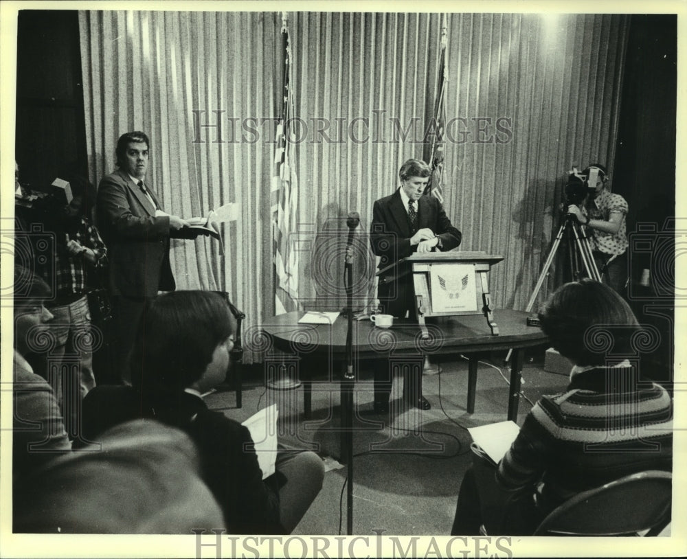 1979 Press Photo Milwaukee Mayor Henry Maier with others, gets ready to speak - Historic Images