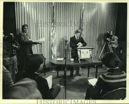 1979 Press Photo Milwaukee Mayor Henry Maier with others, gets ready to speak - Historic Images