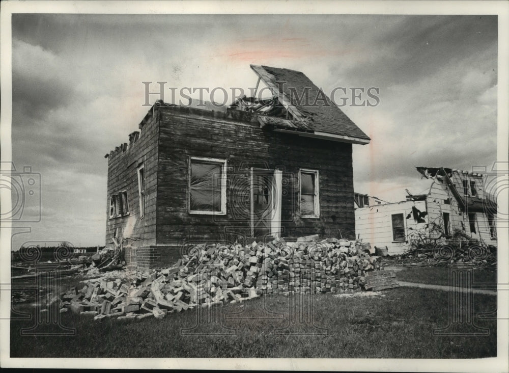 1958 Press Photo Wisconsin homeowner salvaged bricks blown off his home - Historic Images