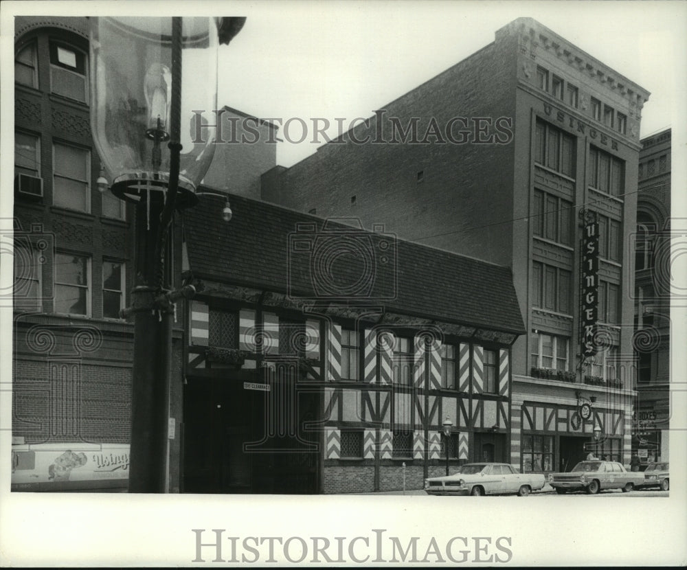 1972 Press Photo Street view of Fred Usinger Sausage Company in Milwaukee - Historic Images