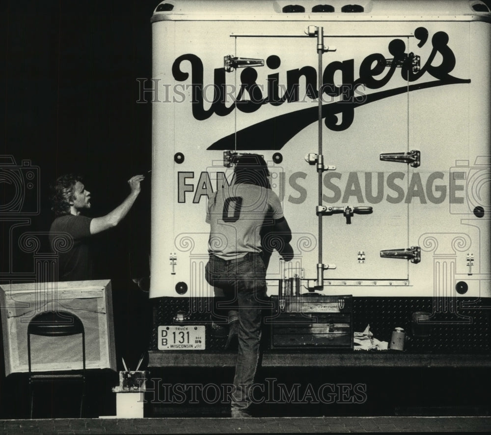 1988 Press Photo Jim Cielinski and Bob Hudson paint Usinger truck in Milwaukee - Historic Images