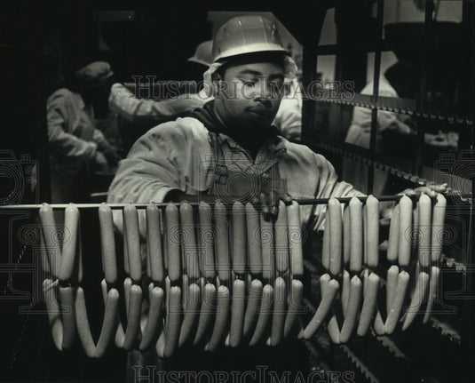 1990 Press Photo Rod Hammond of Usinger's hangs brats on sausage rack Wisconsin - Historic Images