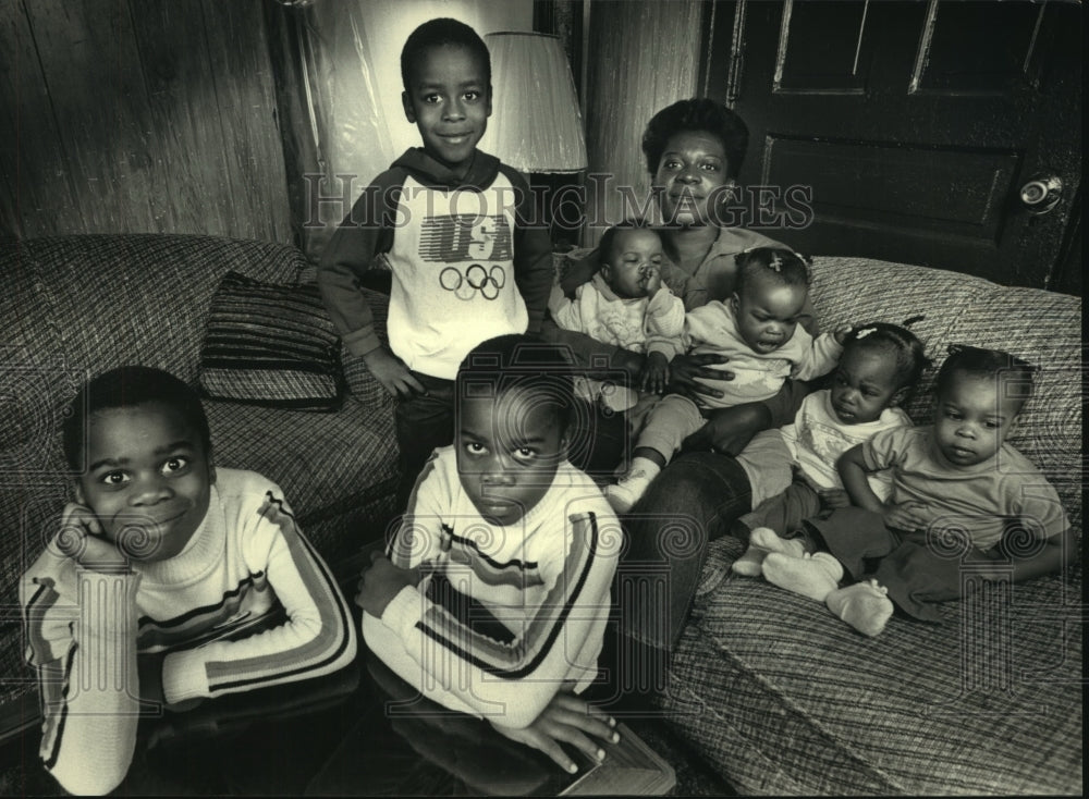 1987 Press Photo Mary Bynum with Her Seven Children, Six of Whom are Twins - Historic Images