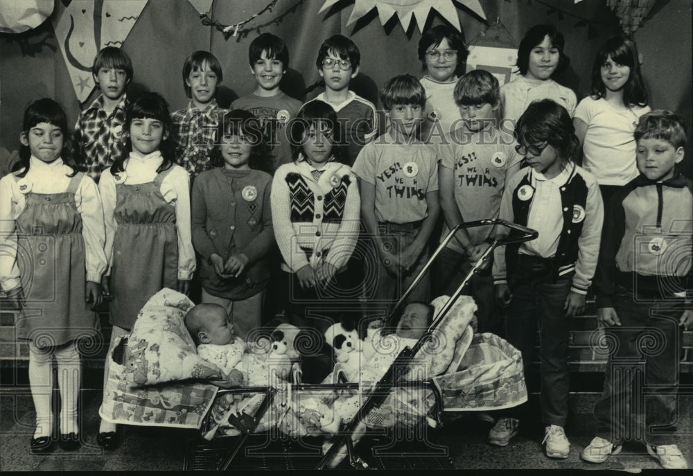 1984 Press Photo Twin Day at Maple Avenue Elementary School in Sussex, Wisconsin - Historic Images