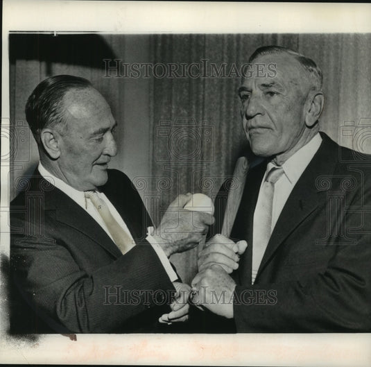 1959 Yankees manager Casey Stengel honored for his team's victory - Historic Images