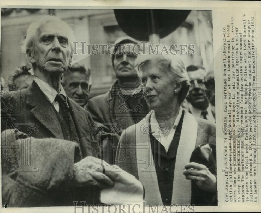 1961 Press Photo British philosopher Earl Bertrand Russell & his wife in court - Historic Images