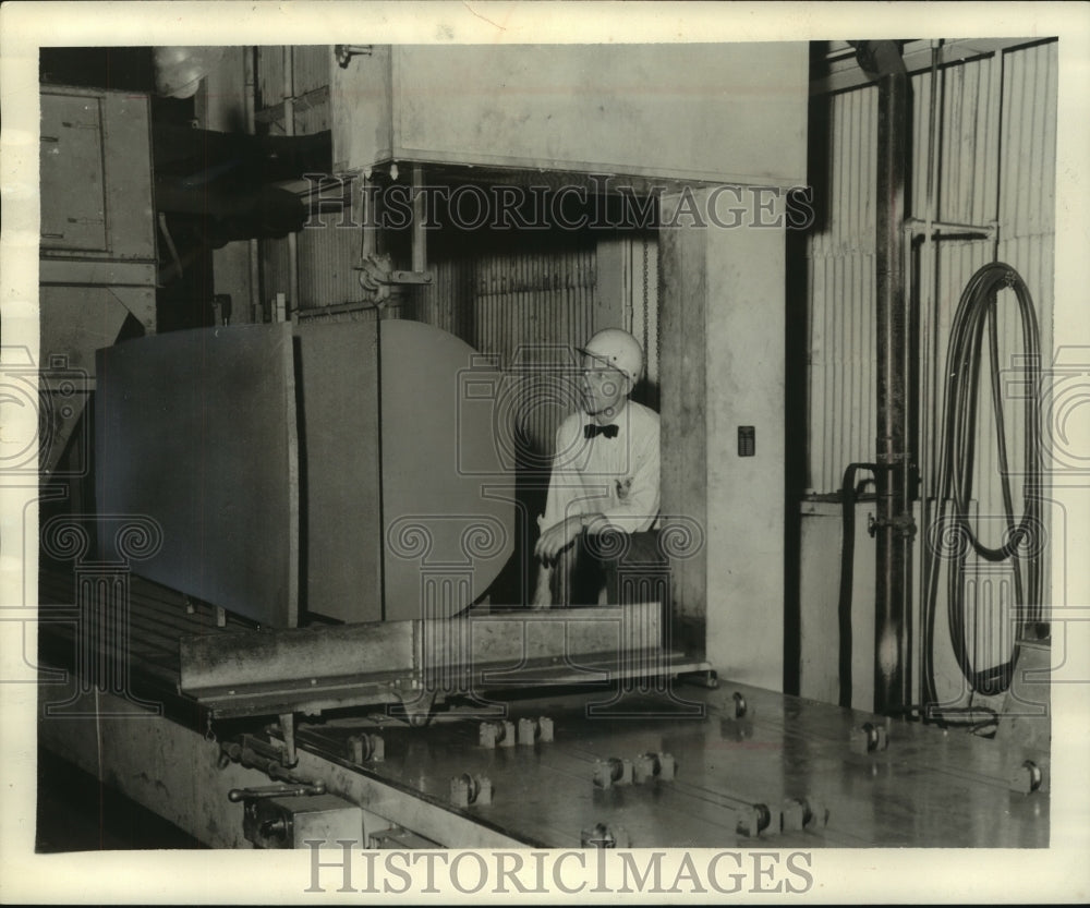 1957 Press Photo Giant band saw at National Carbon Co. slices slabs of graphite - Historic Images