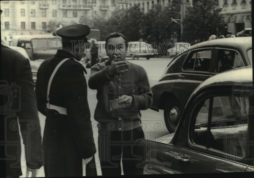 1966 Press Photo Driver argues with Soviet police on Moscow street - mjc08298 - Historic Images