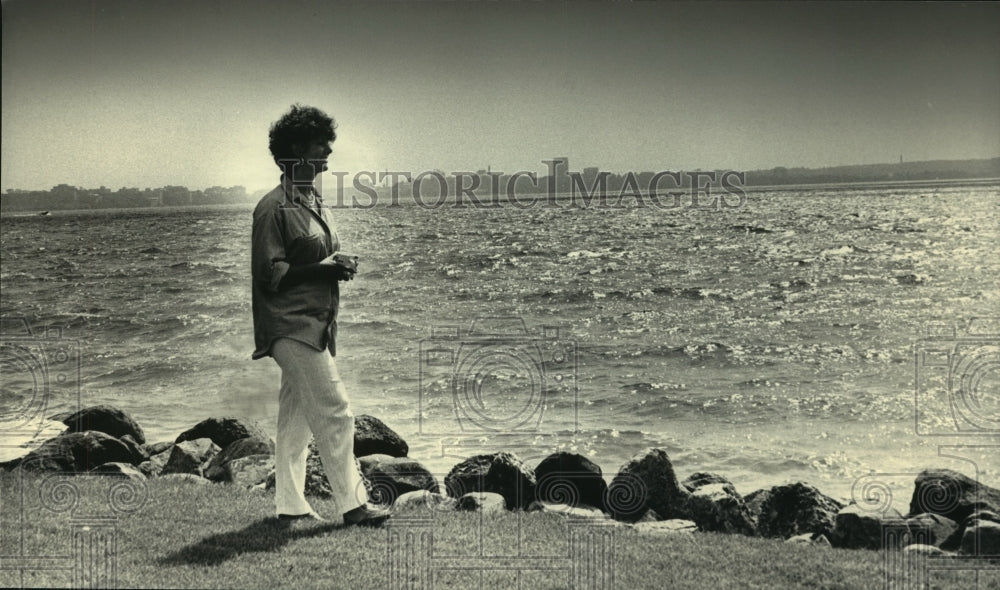 1987 Press Photo Mrs. Tommy Thompson, wife of Wisconsin governor walks beach - Historic Images