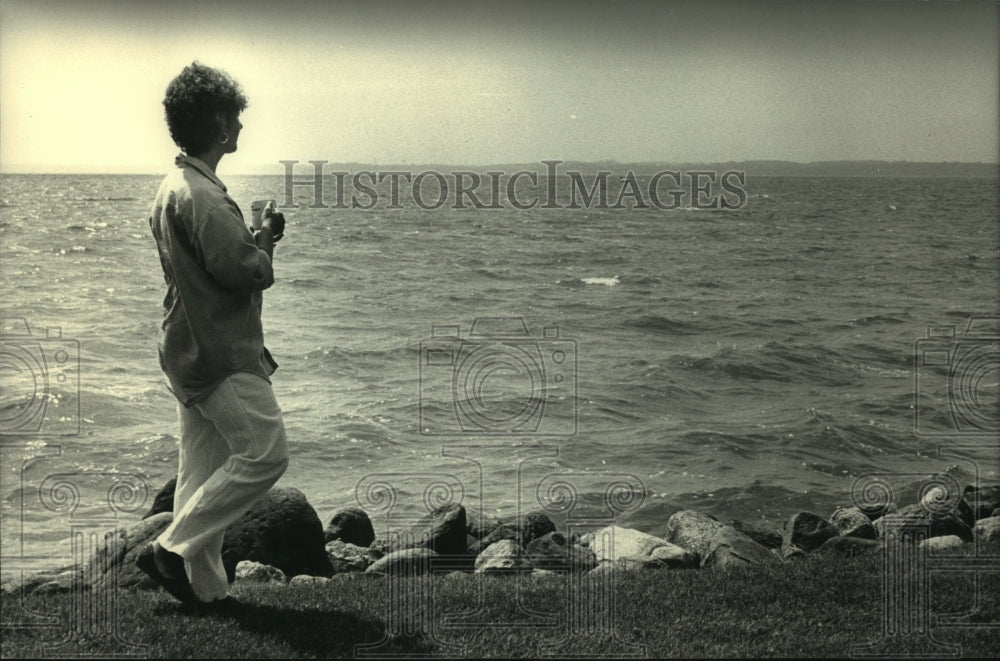 1987, Mrs. Tommy Thompson, wife of Wisconsin governor walks beach - Historic Images