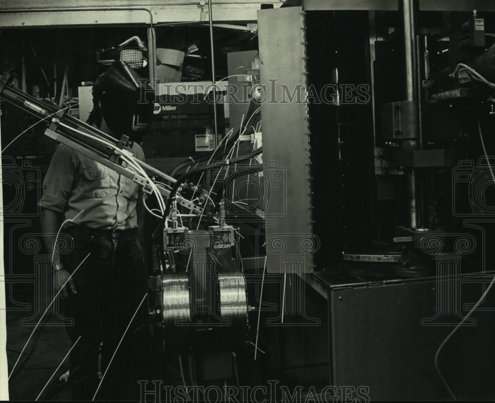 1992 Press Photo Worker inspects machine at Service Tool &amp; Die in West Allis, WI - Historic Images