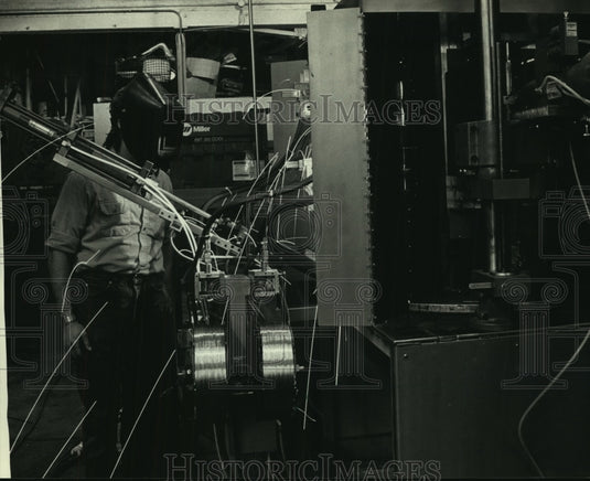 1992 Press Photo Worker inspects machine at Service Tool & Die in West Allis, WI - Historic Images