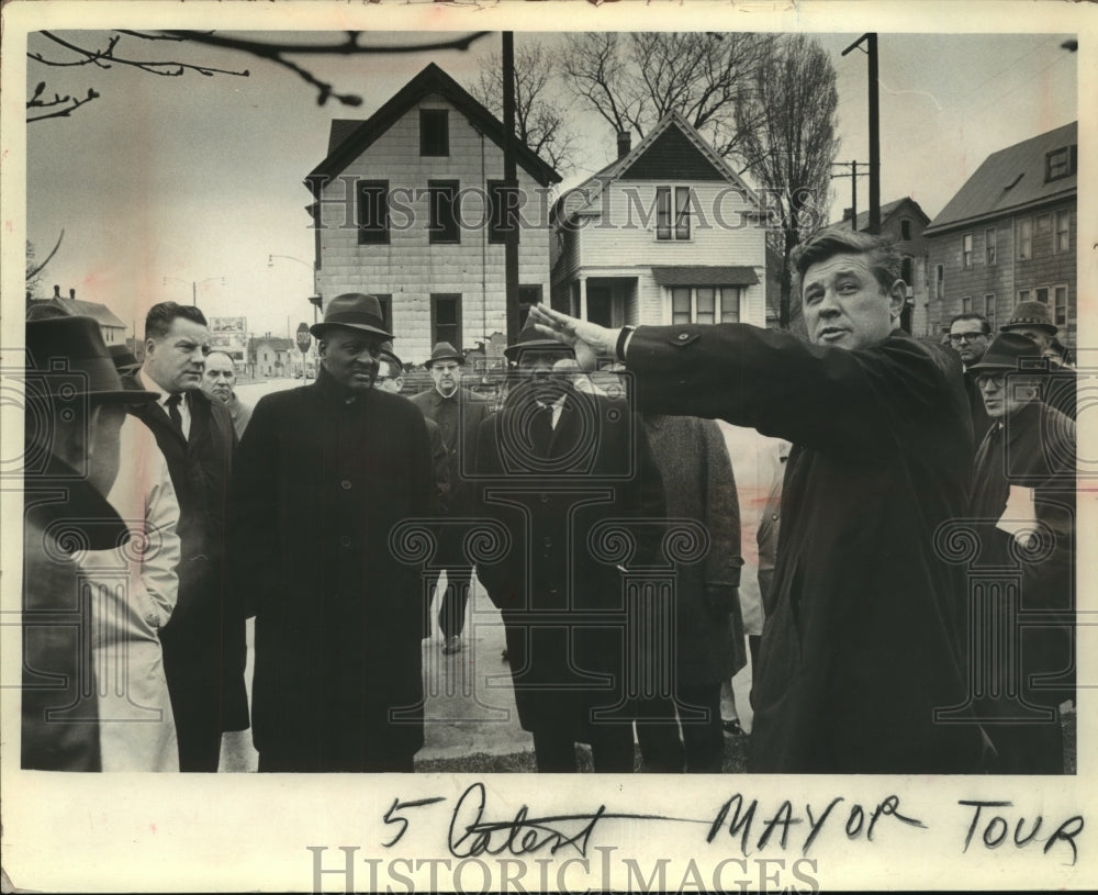 1985 Press Photo Mayor Henry Maier gives tour of Milwaukee&#39;s slums - mjc08340 - Historic Images