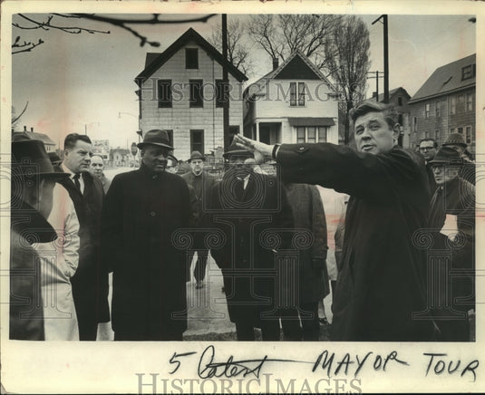 1985 Press Photo Mayor Henry Maier gives tour of Milwaukee's slums - mjc08340 - Historic Images