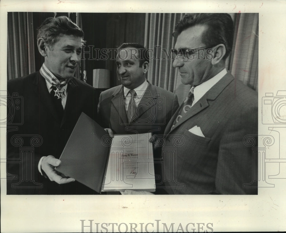 1971 Press Photo Mayor Maier receives award from Burgenland delegates Wisconsin-Historic Images