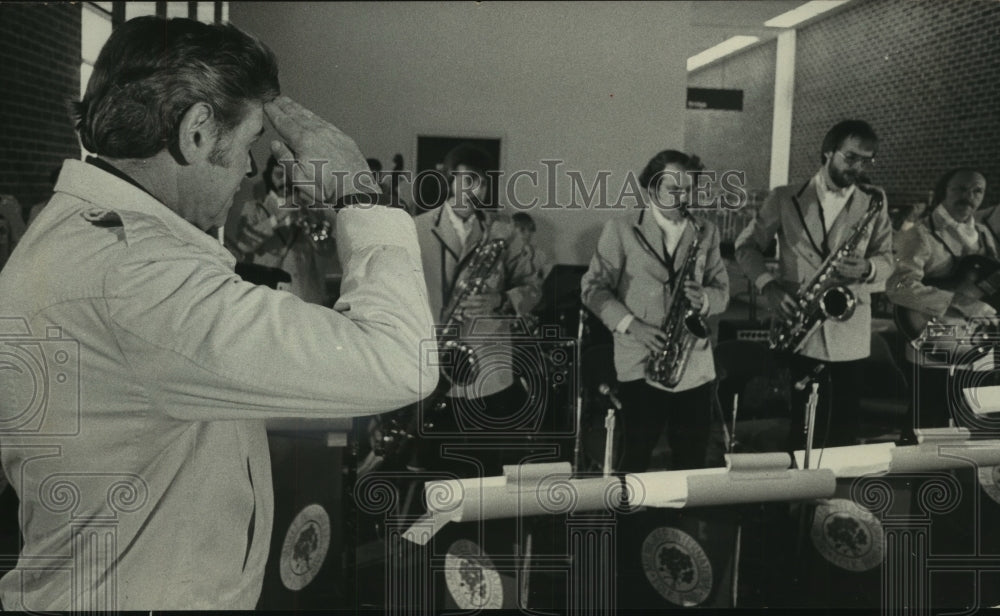 1975 Press Photo Mayor Maier salutes Milwaukee International Folk Band Wisconsin - Historic Images