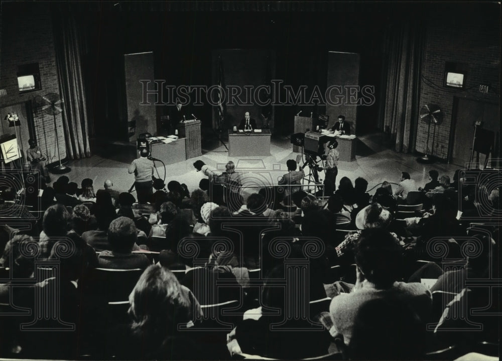 1980 Press Photo Mayor Maier &amp; challenger Dennis Contra TV debate Wisconsin - Historic Images