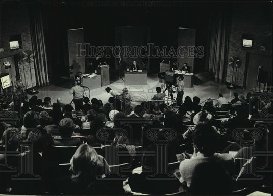 1980 Press Photo Mayor Maier & challenger Dennis Contra TV debate Wisconsin - Historic Images