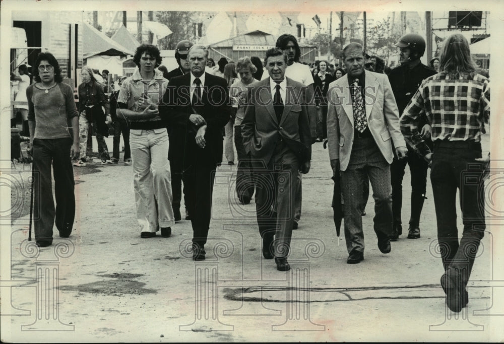1973 Press Photo Mayor Henry Maier visits Summerfest grounds Wisconsin - Historic Images