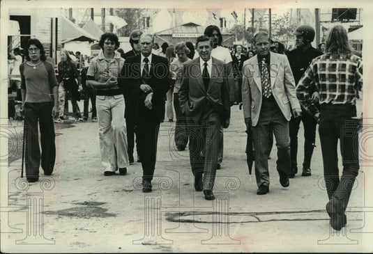 1973 Press Photo Mayor Henry Maier visits Summerfest grounds Wisconsin - Historic Images