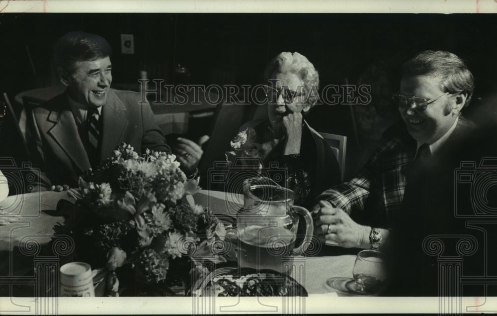 1975 Press Photo Mayor Maier &amp; his mother at fundraiser Pfister Hotel Wisconsin - Historic Images