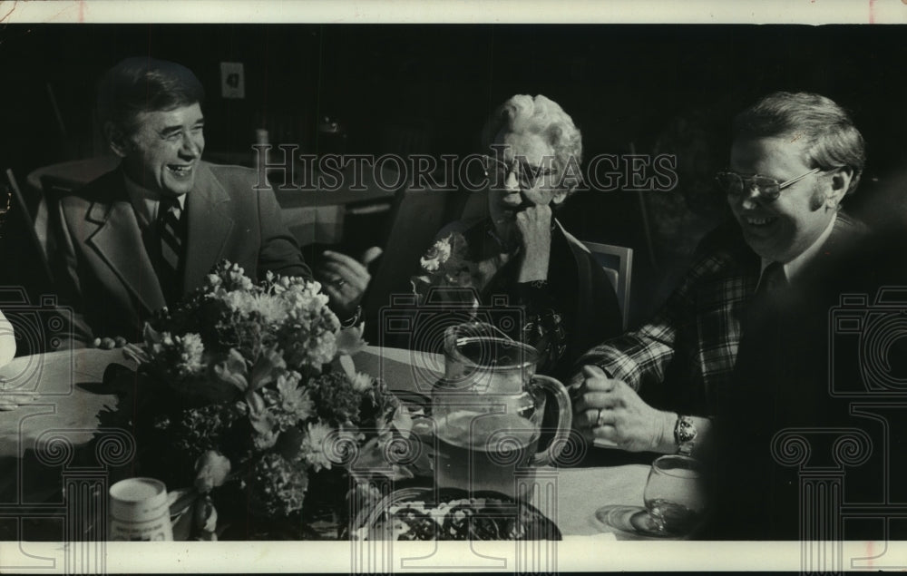 1975 Press Photo Mayor Maier & his mother at fundraiser Pfister Hotel Wisconsin - Historic Images