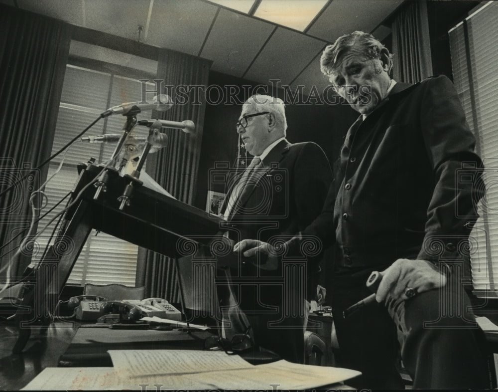 1975 Press Photo Milwaukee Police Chief Harold Breier &amp; Mayor Maier Wisconsin - Historic Images