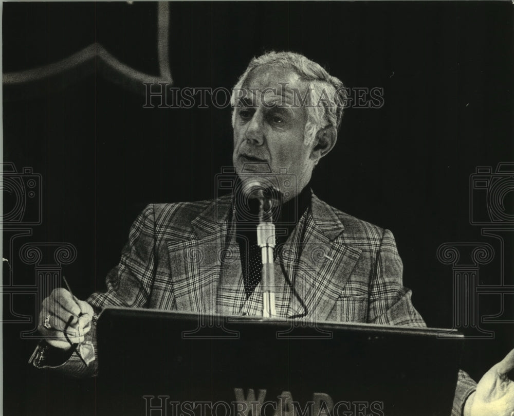1980 Press Photo Milwaukee Judge Christ T. Seraphim Speaking to the Kiwanis Club - Historic Images