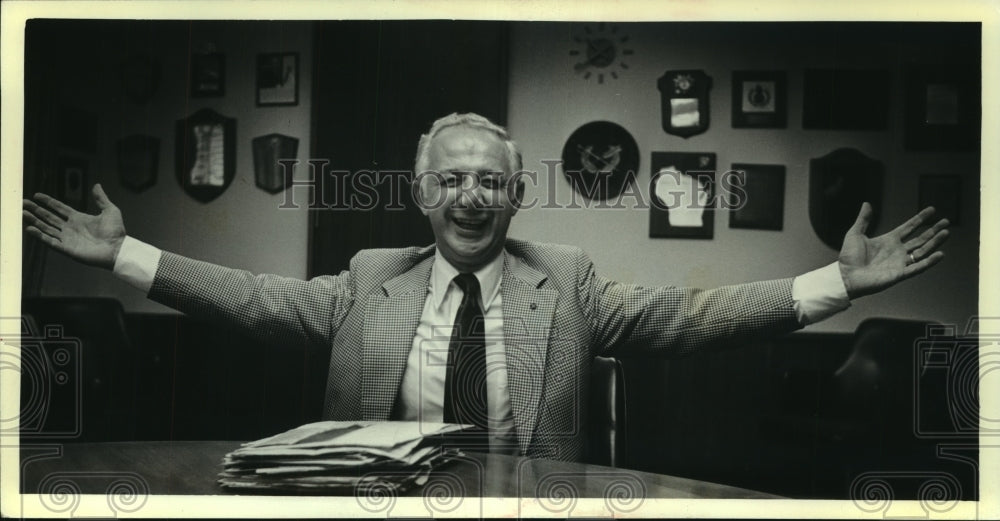 1979 Press Photo Circuit Judge Christ T. Seraphim in Chambers in Safety Building - Historic Images