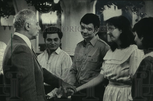 1985 Press Photo Judge Christ Seraphim Marrying Rick Fakler and Ellen Godfrey - Historic Images