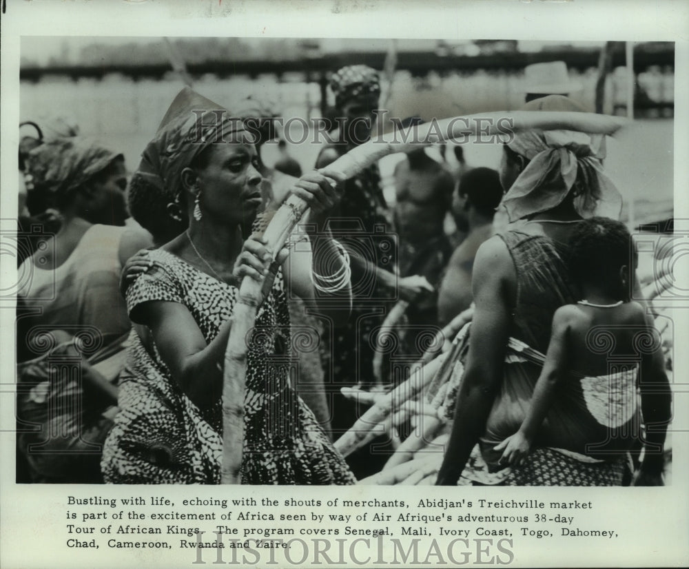 1974 Press Photo Market in Abidjan, Ivory Coast, stop Tour of African Kings - Historic Images
