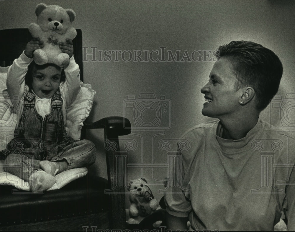 1990 Press Photo Jan Barbera and daughter, Natoli who has Turner Syndrome - Historic Images