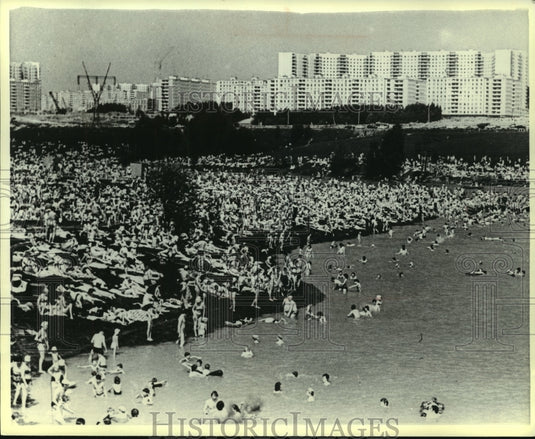 1979 Press Photo Thousands of people Bitesevsky Forest Park beach Moscow Russia - Historic Images